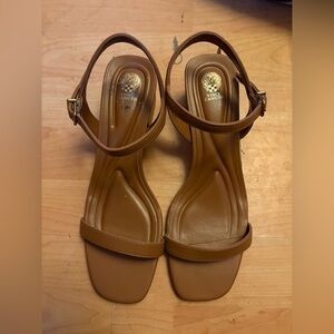VINCE CAMUTO Aunya Block Heel Sandals Caramel Brown Sz 8.5 Faux Leather Heels 2”